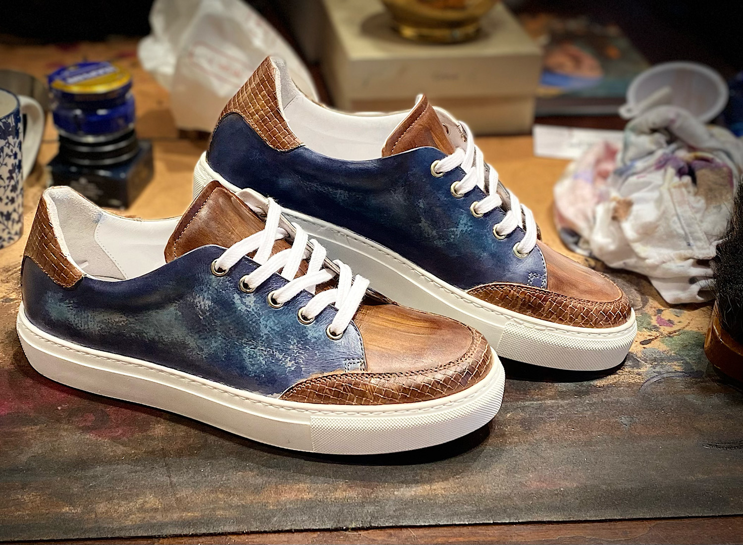 Met de hand geverfde custom sneaker uit het Atelier